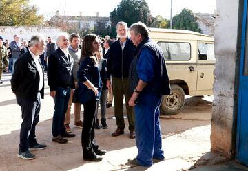 Los Reyes han recorrido las zonas afectadas por la DANA en Utiel, junto al alcalde de la localidad Ricardo Gabaldón, para ver los avances en la recuperación de sus calles, comercios y hogares.
