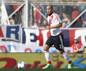 Tras jugar en Banfield llegó a River donde estuvo desde 2010 hasta la actualidad. Estuvo presente en el descenso a la B.