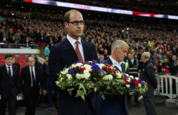 El Príncipe Guillermo con la ofrenda de flores.