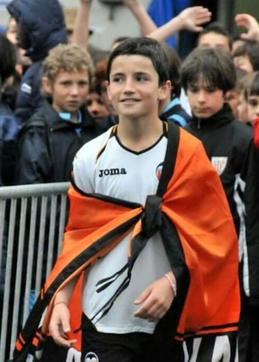 Con seis años ingresó en la cantera del Valencia Club de Fútbol y fue ascendiendo por las categorías del equipo Che hasta debutar con el primer equipo el 22 de febrero de 2020. 