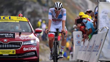 Tadej Pogacar llega a la meta tras la decimos&eacute;ptima etapa del Tour de Francia con final en el Col de la Loze.