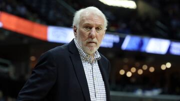 AME5751. MEMPHIS (ESTADOS UNIDOS), 09/01/2019.- El entrenador de los Spurs,Gregg Popovich, reacciona hoy, durante un partido de baloncesto de la NBA entre Memphis Grizzlies y San Antonio Spurs, en el FedEx Forum de Memphis, Tennessee (EE.UU.). EFE/ Karen Pulfer Focht