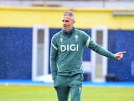 Gaizka Garitano dirigiendo un entrenamiento semanal en la Ciudad Deportiva Bahía de Cádiz.