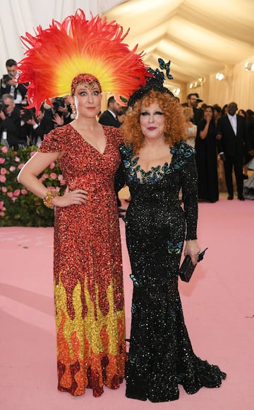 Las actrices Sophie Von Haselberg y Bette Midler.