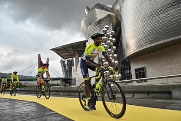 El ciclista eritreo del Intermarché, Biniam Girmay, durante la presentación del Tour de Francia 2023.