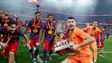 Los jugadores del FC Barcelona celebran sobre el terreno de juego la victoria en la final de la Supercopa de España.