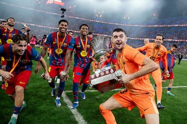 Los jugadores del FC Barcelona celebran sobre el terreno de juego la victoria en la final de la Supercopa de España.