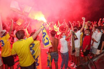 La plantilla del Cádiz celebró sin contemplaciones, pero también hicieron lo propio los aficionados.