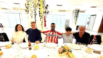 Félix, presidente de la peña atlética Medinenses que cumple diez años, junto a Mejías y su esposa y Bermejo y su hijo, ambos leyendas del club, en el aniversario.