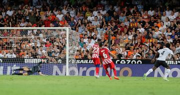 Musah anotó un gol que fue anulado por el VAR.