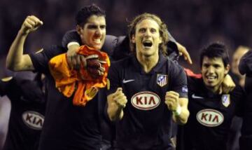 Celebración de Raúl García, Diego Forlán y Sergio Agüero durante la semifinal de la Europa League contra el Liverpool en abril de 2010.
