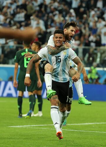 1-2. Marcos Rojo celebró el segundo gol con Messi.