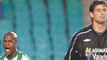 <B>SONRISAS Y LÁGRIMAS</B>. El golito de Assunçao salvó al Betis, como casi siempre, y arruinó al Valladolid del abatido Bizzarri, rumbo a Segunda.