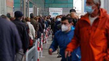 GRAF599. MADRID, 09/04/2021.- Decenas de personas guardan cola a la entrada del Wizink Center de Madrid, que comienza a funcionar este viernes como nuevo punto de vacunación contra la covid-19 con la vacuna de AstraZeneca. Por el momento, ésta sólo será administrada a personas de entre 60 y 65 años tras la decisión del Ministerio de Sanidad y las comunidades de paralizarla para personas de menos de 60. EFE/ Emilio Naranjo