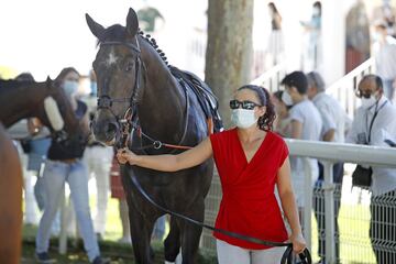 Gran ambiente en las gradas del Hipódromo de Madrid en la vuelta de las carreras de caballos tras la crisis del Covid-19.