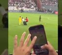 Un hincha peruano entró a sacarse una foto con Messi y Gallese enfureció: ¡lanzó el celular!