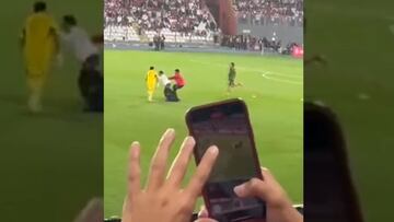 Un hincha peruano entró a sacarse una foto con Messi y Gallese enfureció: ¡lanzó el celular!