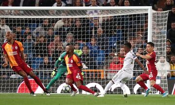 Centro de Marcelo desde la izquierda y el extremo brasile?o controla, recorta y la pone en el palo contrario. Imparable. Muy buen gol de Rodrygo.