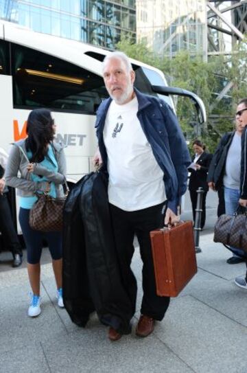 Popovich al bajar del autobús.