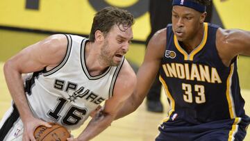 SAN11. SAN ANTONIO (TX, EE.UU.), 01/03/2017.- El español Pau Gasol (i) de San Antonio Spurs avanza junto a Myles Turner (d) de Indiana Pacers hoy, miércoles 1 de marzo de 2017, durante un juego de la NBA en San Antonio (EE.UU.). San Antonio ganó 100-99. EFE/DARREN ABATE