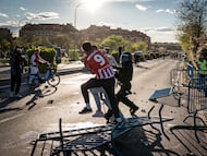 Cargas policiales contra algunos aficionados en las inmediaciones del estadio.