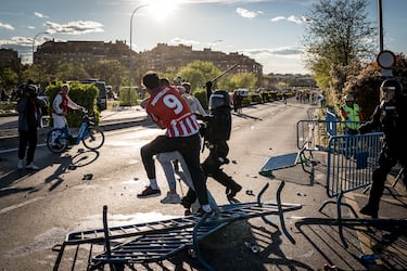 Cargas policiales contra algunos aficionados en las inmediaciones del estadio.