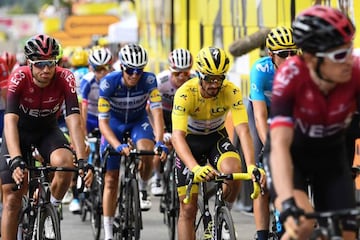 Julian Alaphilippe cruzó la meta sin sobresaltos y hoy celebrará como líder el centenario del maillot amarillo del Tour.