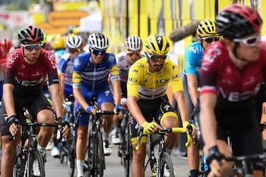 Simon Yates bate a Bilbao en una etapa indigna de los Pirineos