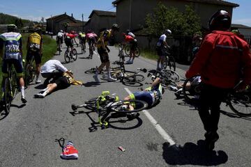 Ciclista que no se ha caído, se va a caer, dicen los veteranos. Un despiste o un mínimo enganchón en un pelotón puede llevar a varios corredores al suelo. En la quinta etapa del Dauphiné camino de Sant-Vallier, una caída afectó entre otros a Hofstede (tumbado a la izquierda, abandonó) y Van Melsen (centro), que sí llegó a meta.