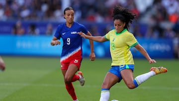 US' forward #09 Mallory Swanson challenges Brazil's defender #13 Yasmim in the women's gold medal final football match between Brazil and US during the Paris 2024 Olympic Games at the Parc des Princes in Paris on August 10, 2024. (Photo by Franck FIFE / AFP)