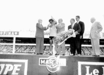 El 21 de julio de 1959 Federico Mart¨ªn Bahamontes se sube al podio del Tour de Francia como vencedor.