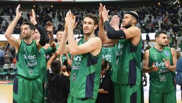 Sergi Vidal, L&oacute;pez-Arostegui y Jordan, en primer plano, del Divina Seguros Joventut.