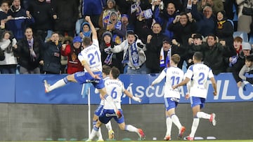 Los jugadores del Real Zaragoza celebran el gol de Giuliano.