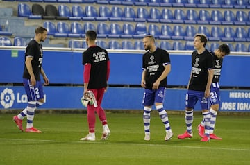Jugadores del Alavés con camisetas contra la Superliga 