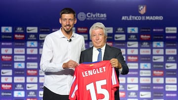 Lenglet, en su presentación como nuevo jugador del Atlético, junto al presidente Cerezo.