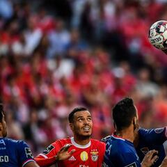 El Benfica gana en casa y sigue la estela del líder Famalicao