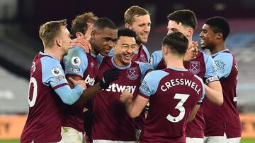 West Ham United's French defender Issa Diop (3L) celebrates scoring his team's second goal with West Ham United's English midfielder Jesse Lingard (C) and West Ham United's English defender Aaron Cresswell (3R) during the English Premi