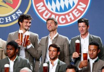 Bayern Munich's Mats Hummels, Thomas Mueller, Robert Lewandowski (back L-R), Douglas Costa, Juan Bernat, and Thiago (front L-R), wearing traditional attire, toast with beer during a photocall for a sponsor in Munich, Germany September 14, 2016. REUTERS/Mi