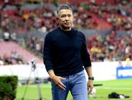 Leon's head coach Ignacio Ambriz gestures during the Liga MX Apertura football match between Atlas and Leon at Jalisco Stadium in Guadalajara, Mexico, on October 22, 2025. (Photo by Ulises Ruiz / AFP)