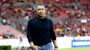Leon's head coach Ignacio Ambriz gestures during the Liga MX Apertura football match between Atlas and Leon at Jalisco Stadium in Guadalajara, Mexico, on October 22, 2025. (Photo by Ulises Ruiz / AFP)