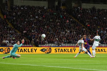 Lamine Yamal marca el 1-0 al Elche. 
