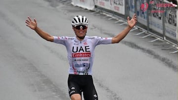 El ciclista español del filial del UAE Emirates Pablo Torres celebra su victoria en la quinta y última etapa del Giro Valle d'Aosta.