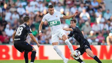 ELCHE, SPAIN - AUGUST 27: Lucas Boye of Elche battles for possession with Aritz Elustondo of Real Sociedad during the LaLiga Santander match between Elche CF and Real Sociedad at Estadio Manuel Martinez Valero on August 27, 2022 in Elche, Spain. (Photo by Aitor Alcalde/Getty Images)