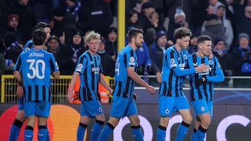 Bruges (Belgium), 10/12/2024.- Christos Tzolis of Brugge (R) celebrates with his teammates after scoring the 1-1 goal during the UEFA Champions League soccer match between Club Brugge and Sporting CP in Bruges, Belgium, 10 December 2024. (Liga de Campeones, Bélgica, Brujas) EFE/EPA/OLIVIER MATTHYS