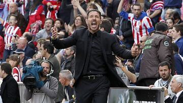 Simeone celebra un gol en el Calderón durante un partido contra el Villarreal.