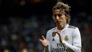 Luka Modric aplaude durante el partido disputado ante el Valencia