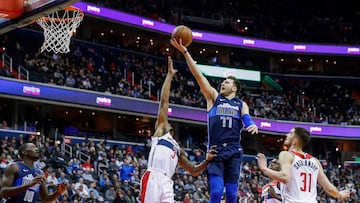 ELX01. WASHINGTON (ESTADOS UNIDOS), 06/03/2019.- Luka Doncic (c) de Dallas Mavericks en acci&oacute;n ante la defensa de Bradley Beal (izq) de Washington Wizards durante un partido de baloncesto de la NBA entre Dallas Mavericks y Washington Wizards disputado este mi&eacute;rcoles en el CapitalOne Arena de Washington, DC (EE.UU.). EFE/Erik S. Lesser/PROHIBIDO SU USO POR SHUTTERSTOCK