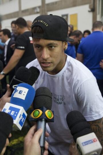 El delantero brasileño Neymar Jr. habla con los periodistas durante un evento con niños discapacitados en Praia Grande (Brasil). El campo de fútbol del Instituto Neymar Jr fue el escenario de la final del campeonato "Bota do Mundo", una cita apadrinada por el jugador del Barcelona y disputada por dieciséis niños de la Asociación de Asistencia de Niños Deficientes (AACD) que hoy vieron realizado el sueño de compartir balón con algunos de sus ídolos. 