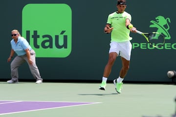 Una nueva final entre dos de las raquetas más fascinantes de todos los tiempos. Hoy ganó Federer bajo un sol de justicia en Miami. Nadal tuvo sus oportunidades de romper el servicio del suizo pero no lo consiguió. A pesar de eso, dejó una muy buena impresión. Veremos lo que pasa cuando llegue el momento de jugar en tierra batida. Aquí el resumen del partido en fotos.