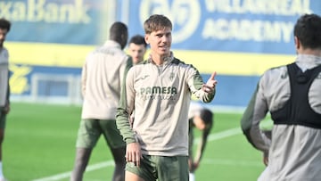 Villarreal's Argentine defender #08 Juan Foyth attends a training session on the eve of the UEFA Champions League league phase day 6 football match between Villarreal CF and FC Copenhagen at the Ciudad Deportiva Villarreal training grounds in Vila-Real on December 9, 2025. (Photo by Jose JORDAN / AFP)